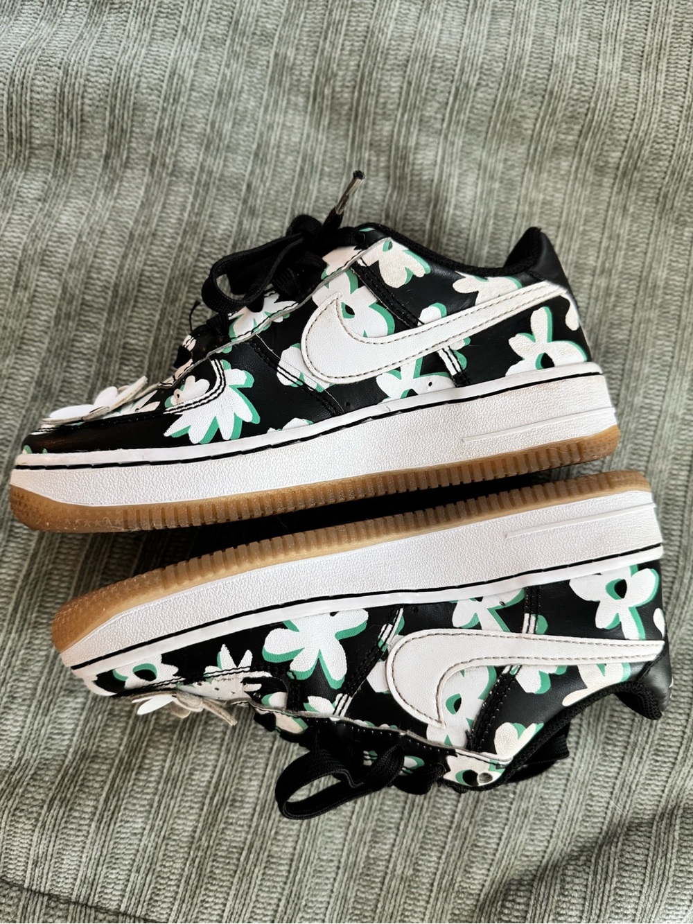 Bundle of 2 pairs girls’ Nike Air Max - Picture 6 of 12
